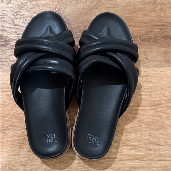 Time and Tru Shoes - Time and Tru Women's Black Crisscross Sandals